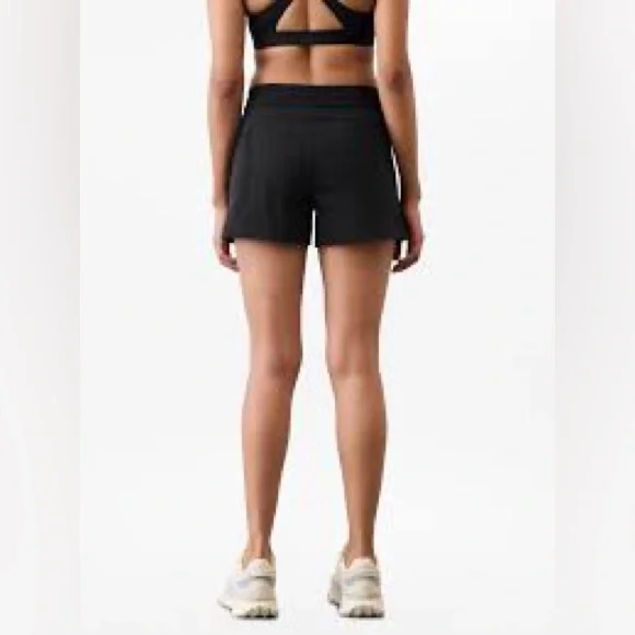 Athleta Trekkie North Mid Rise Short Black
Size: Medium NWT NEW - Picture 2 of 2